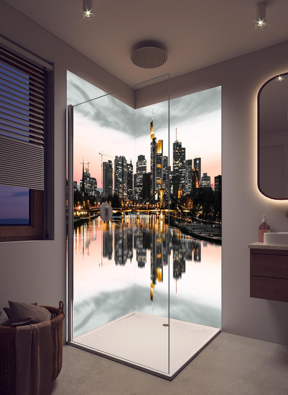 Duschrückwand - Skyline Frankfurt mit Wasser Spiegelung in cremefarbenem Badezimmer mit Regenduschkopf