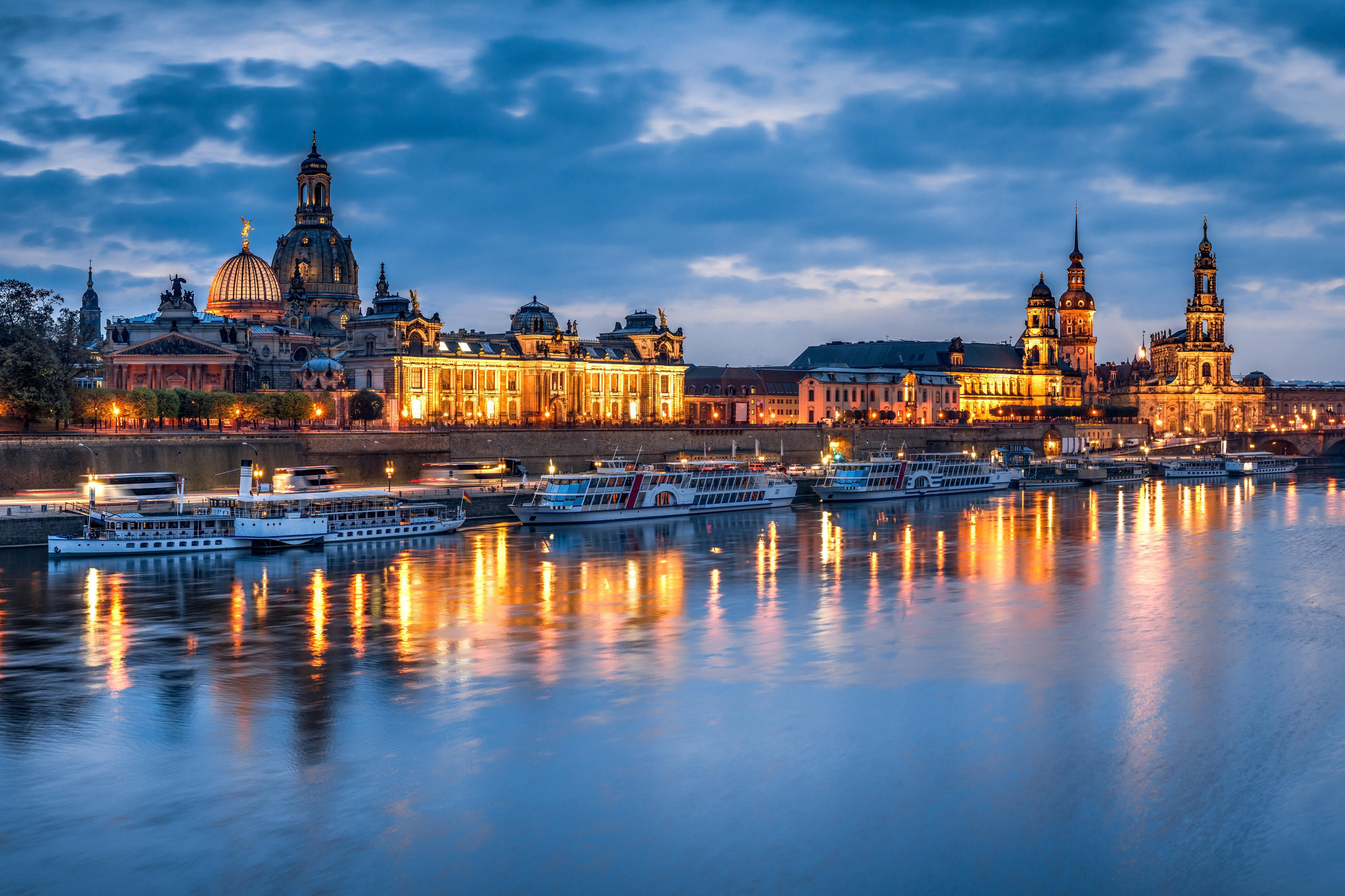 Duschrückwand-Skyline von Dresden am Elbufer bei Nacht