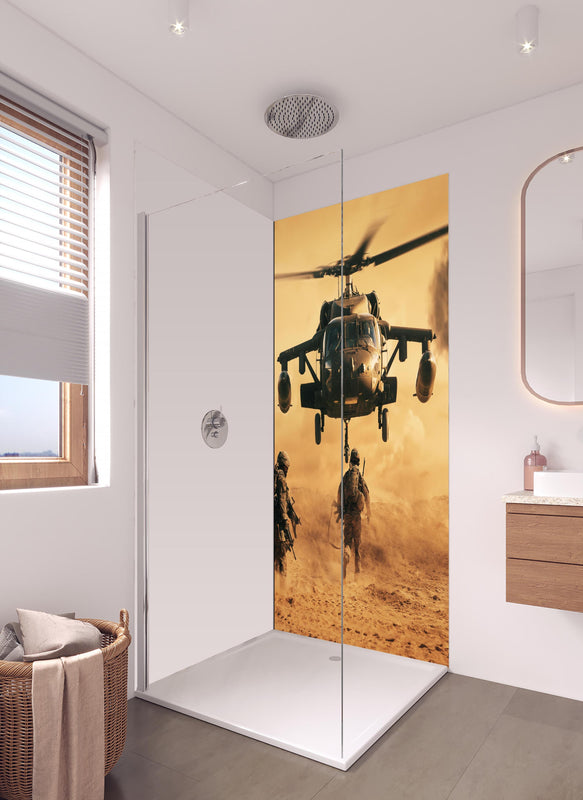 Duschrückwand - Soldaten rennen auf dem Schlachtfeld zum Hubschrauber in hellem Badezimmer mit Regenduschkopf - einteilige Duschrückwand