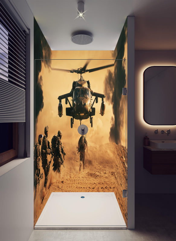 Duschrückwand - Soldaten rennen auf dem Schlachtfeld zum Hubschrauber in luxuriöser Dusche mit Regenduschkopf