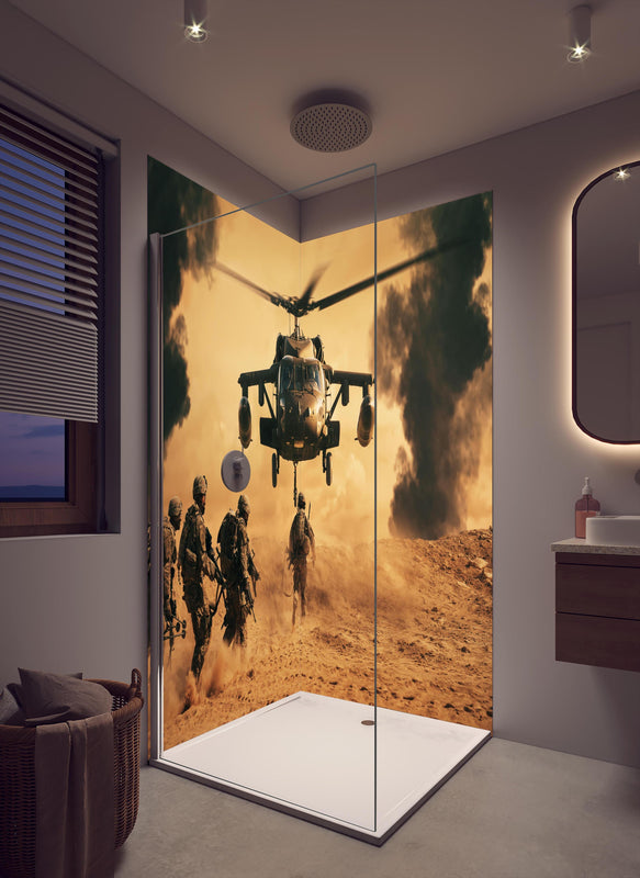 Duschrückwand - Soldaten rennen auf dem Schlachtfeld zum Hubschrauber in cremefarbenem Badezimmer mit Regenduschkopf