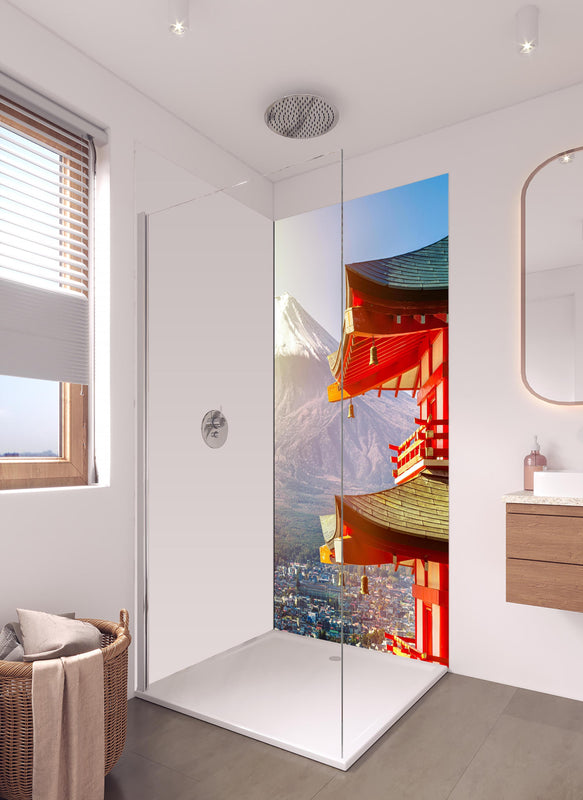 Duschrückwand - Sonnenaufgang des Berges Fuji und rote Pagode in hellem Badezimmer mit Regenduschkopf - einteilige Duschrückwand