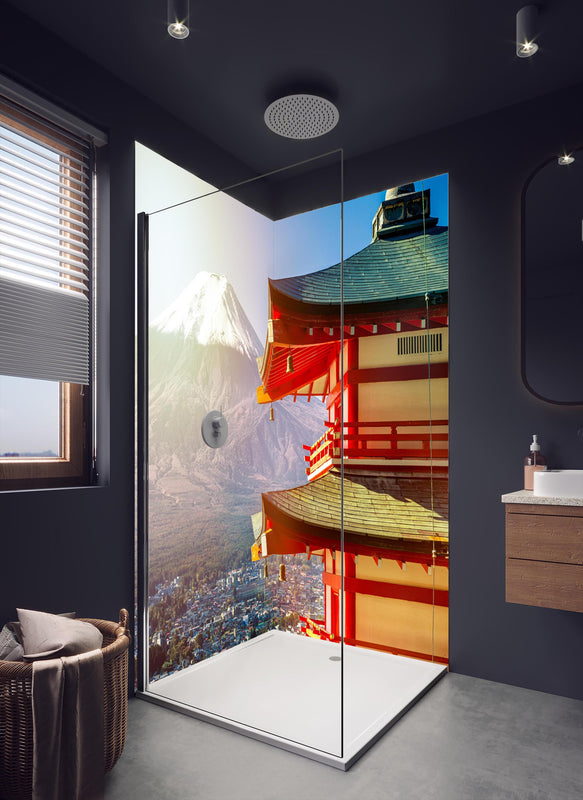 Duschrückwand - Sonnenaufgang des Berges Fuji und rote Pagode in dunklem Badezimmer mit Regenduschkopf
