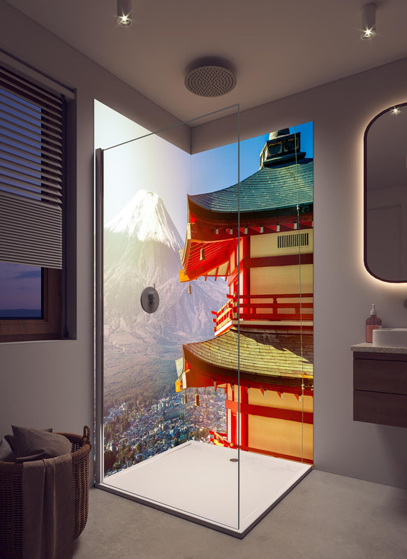Duschrückwand - Sonnenaufgang des Berges Fuji und rote Pagode in cremefarbenem Badezimmer mit Regenduschkopf