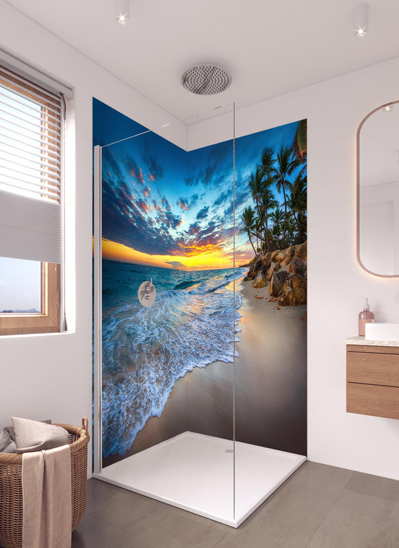 Duschrückwand - Sonnenaufgang über dem Strand in hellem Badezimmer mit Regenduschkopf  - zweiteilige Eck-Duschrückwand
