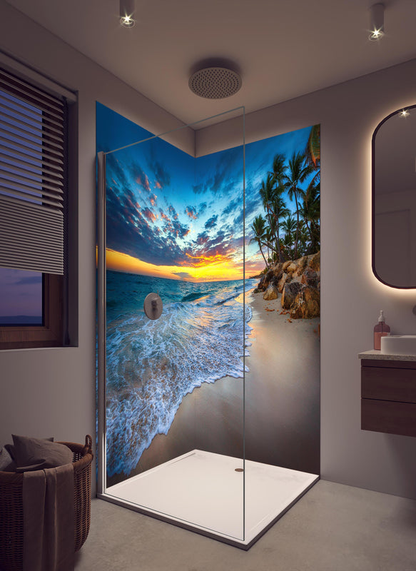 Duschrückwand - Sonnenaufgang über dem Strand in cremefarbenem Badezimmer mit Regenduschkopf