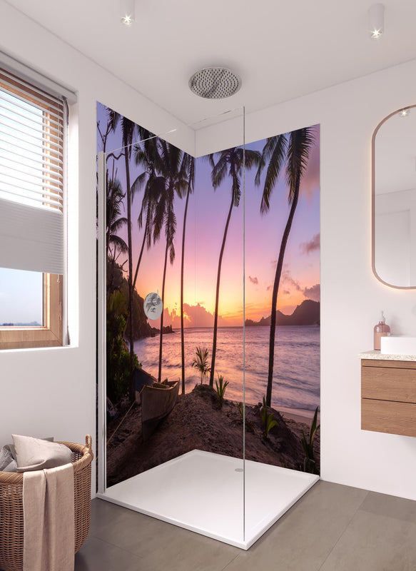 Duschrückwand - Sonnenuntergang am Strand Anse Takamaka in hellem Badezimmer mit Regenduschkopf  - zweiteilige Eck-Duschrückwand