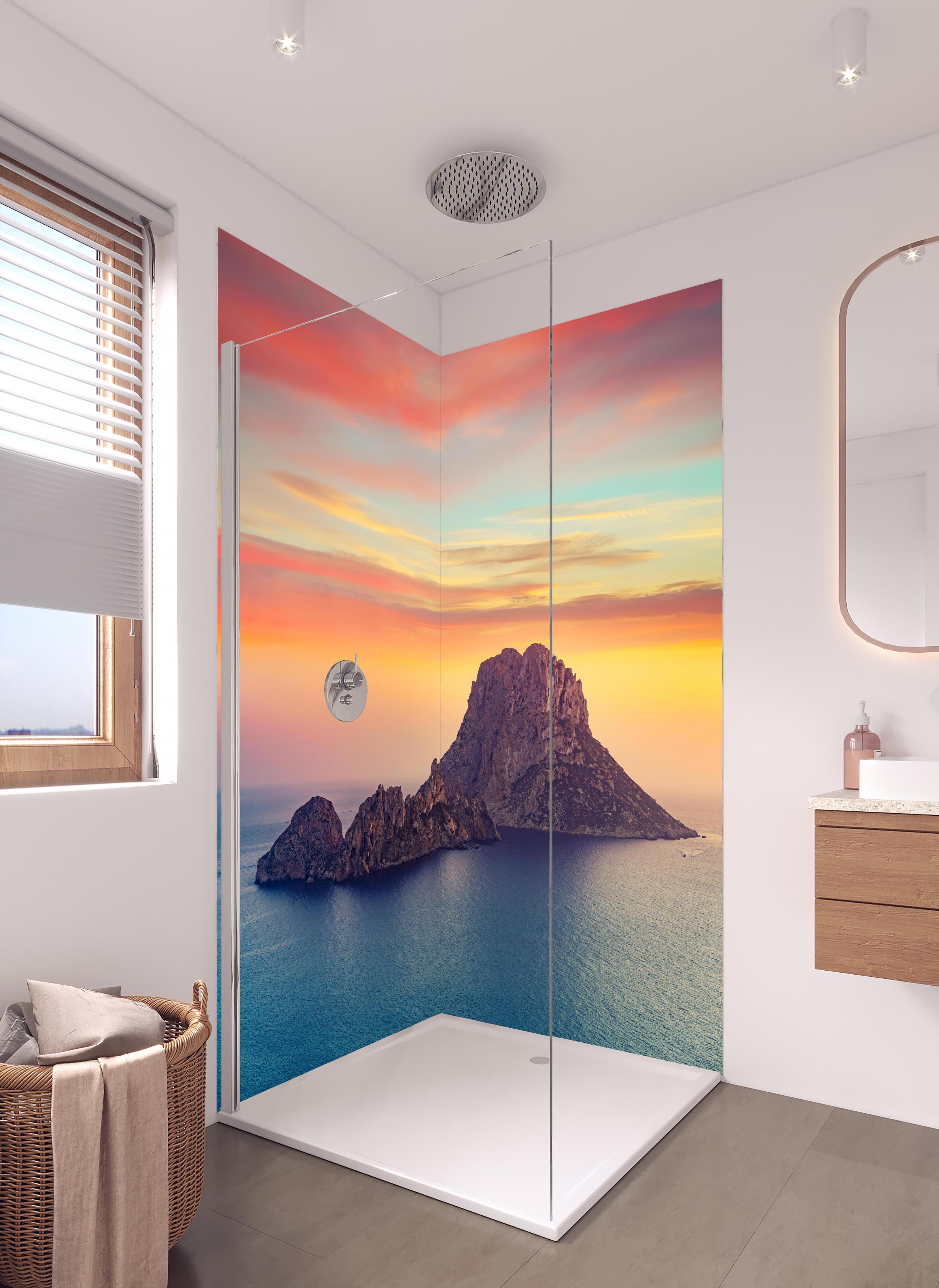 Duschrückwand - Sonnenuntergang auf der Insel Es Vedra auf den Balearen in hellem Badezimmer mit Regenduschkopf  - zweiteilige Eck-Duschrückwand