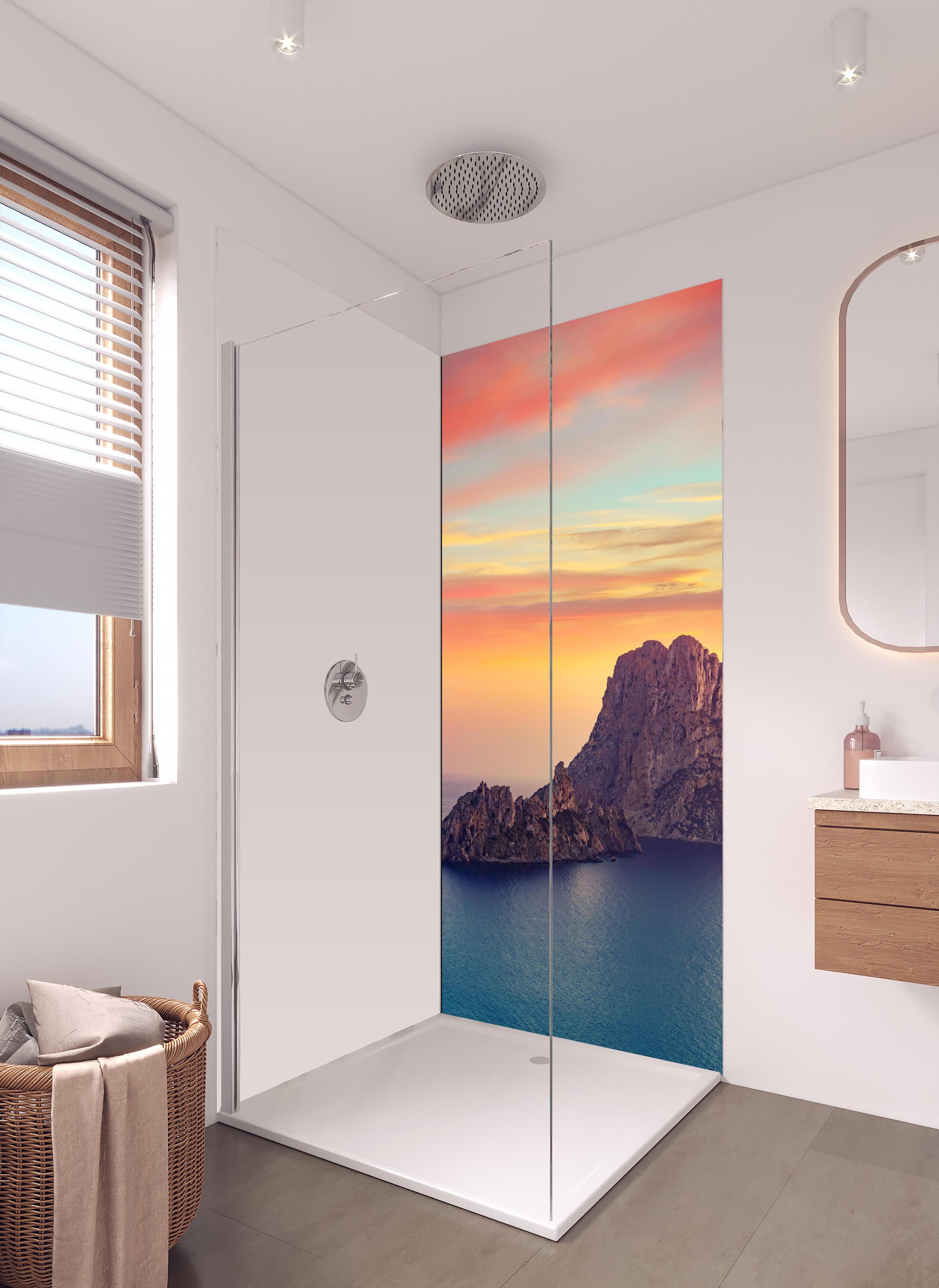 Duschrückwand - Sonnenuntergang auf der Insel Es Vedra auf den Balearen in hellem Badezimmer mit Regenduschkopf - einteilige Duschrückwand