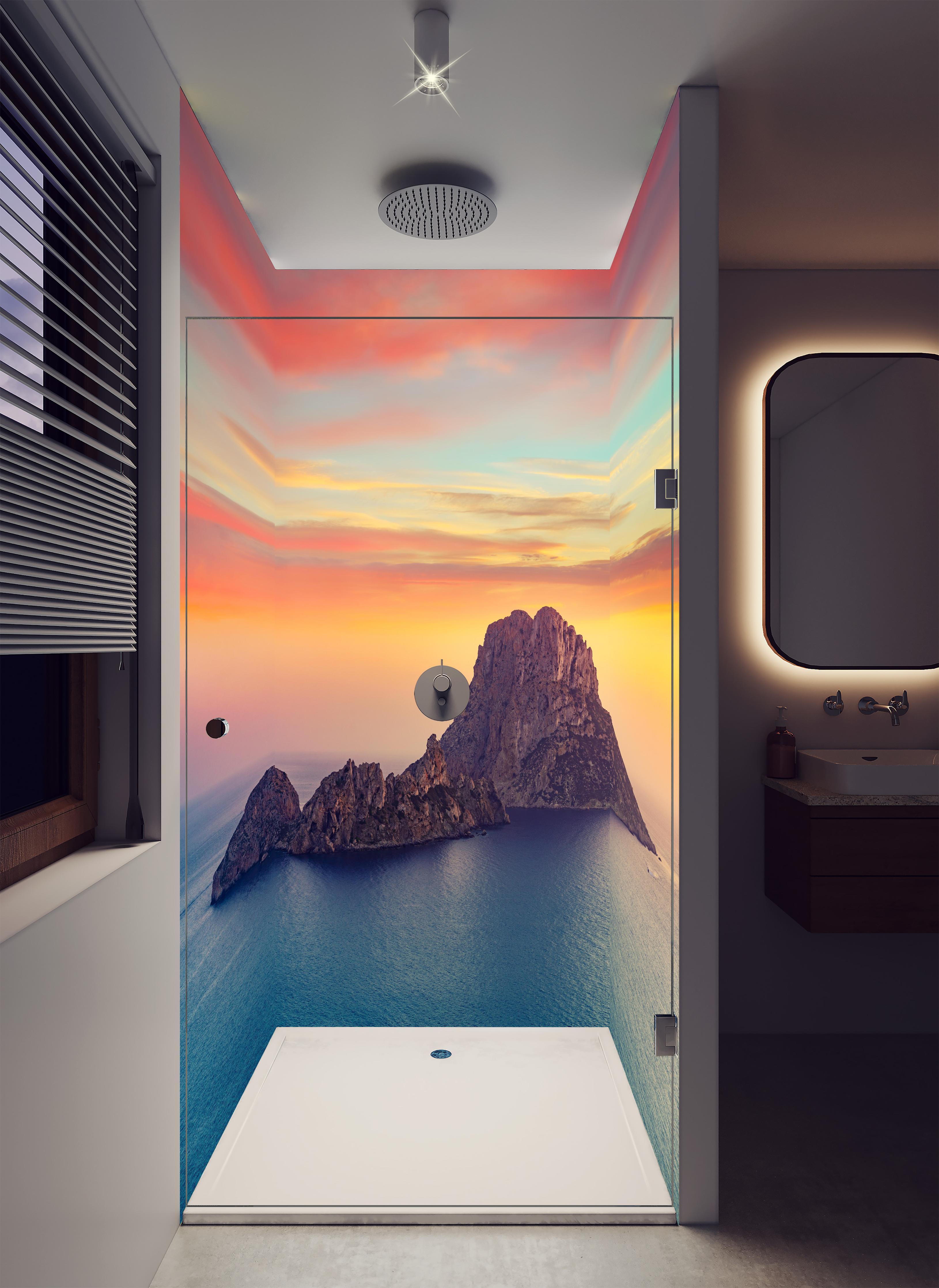 Duschrückwand - Sonnenuntergang auf der Insel Es Vedra auf den Balearen in luxuriöser Dusche mit Regenduschkopf