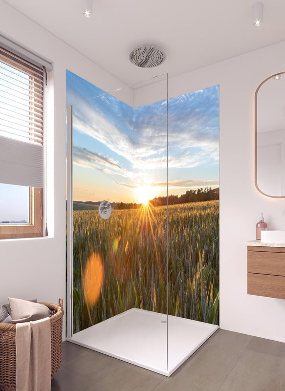 Duschrückwand - Sonnenuntergang über einem Kornfeld in hellem Badezimmer mit Regenduschkopf  - zweiteilige Eck-Duschrückwand