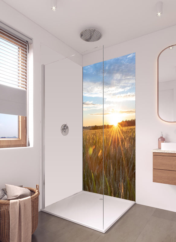 Duschrückwand - Sonnenuntergang über einem Kornfeld in hellem Badezimmer mit Regenduschkopf - einteilige Duschrückwand