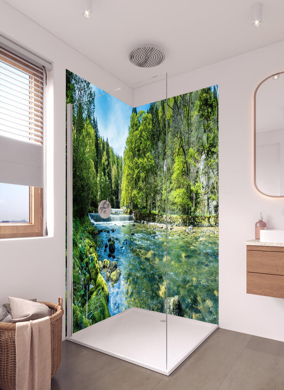 Duschrückwand - Sonnige Flusslandschaft in der Schweiz in hellem Badezimmer mit Regenduschkopf  - zweiteilige Eck-Duschrückwand