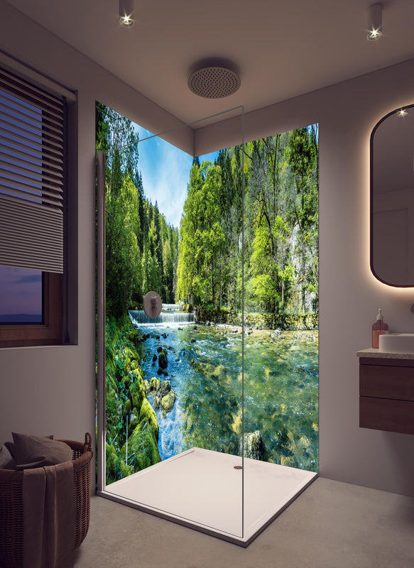 Duschrückwand - Sonnige Flusslandschaft in der Schweiz in cremefarbenem Badezimmer mit Regenduschkopf