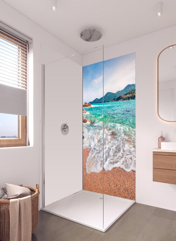 Duschrückwand - Sonnige Meereslandschaft in der Ägäis in hellem Badezimmer mit Regenduschkopf - einteilige Duschrückwand