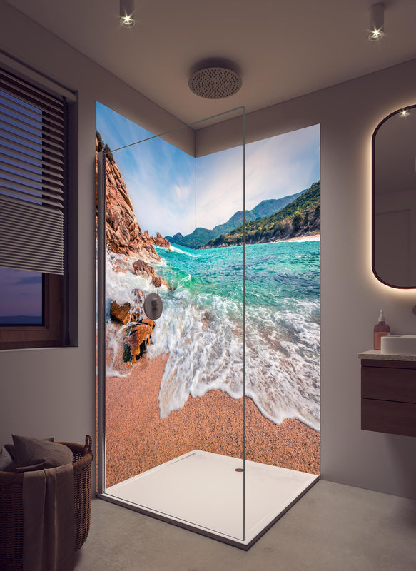 Duschrückwand - Sonnige Meereslandschaft in der Ägäis in cremefarbenem Badezimmer mit Regenduschkopf