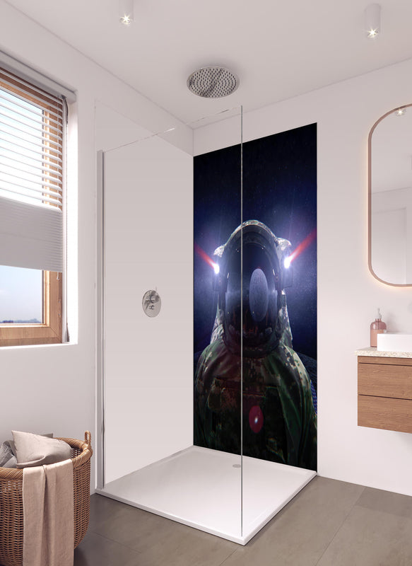 Duschrückwand - Space Force Soldat im Tarnanzug in hellem Badezimmer mit Regenduschkopf - einteilige Duschrückwand