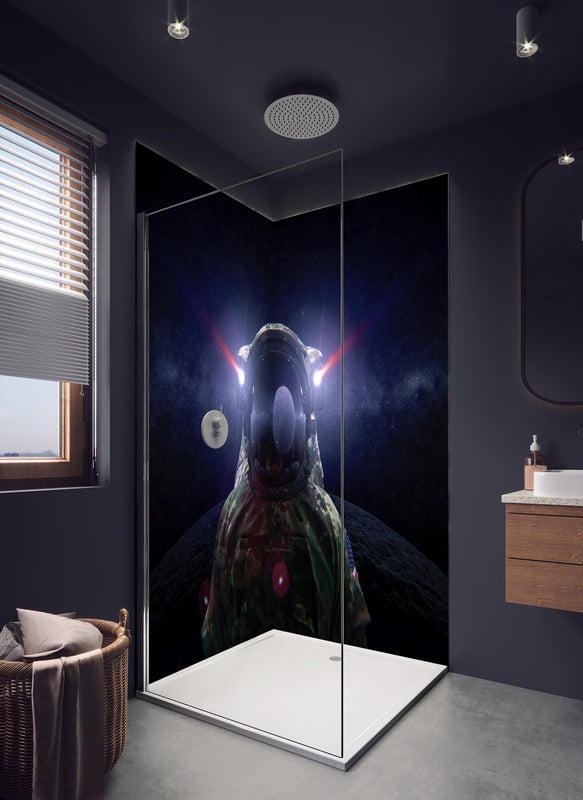 Duschrückwand - Space Force Soldat im Tarnanzug in dunklem Badezimmer mit Regenduschkopf