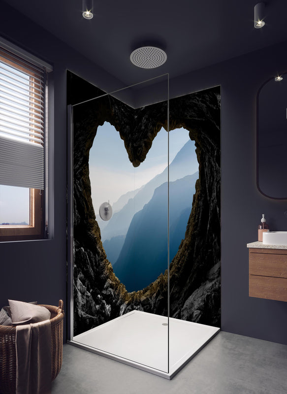 Duschrückwand - Spektakuläre und mystische Gebirgsschicht in dunklem Badezimmer mit Regenduschkopf