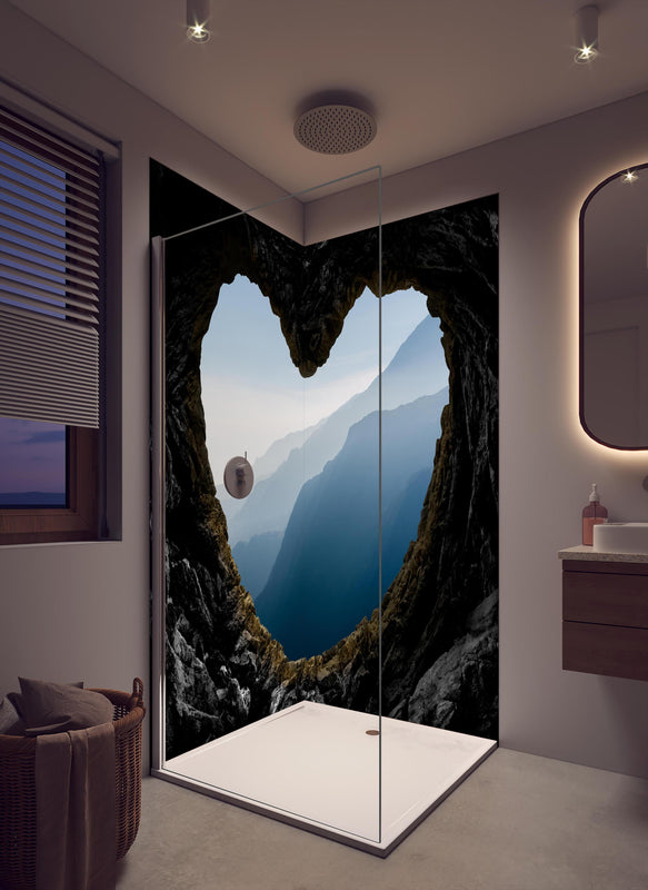 Duschrückwand - Spektakuläre und mystische Gebirgsschicht in cremefarbenem Badezimmer mit Regenduschkopf
