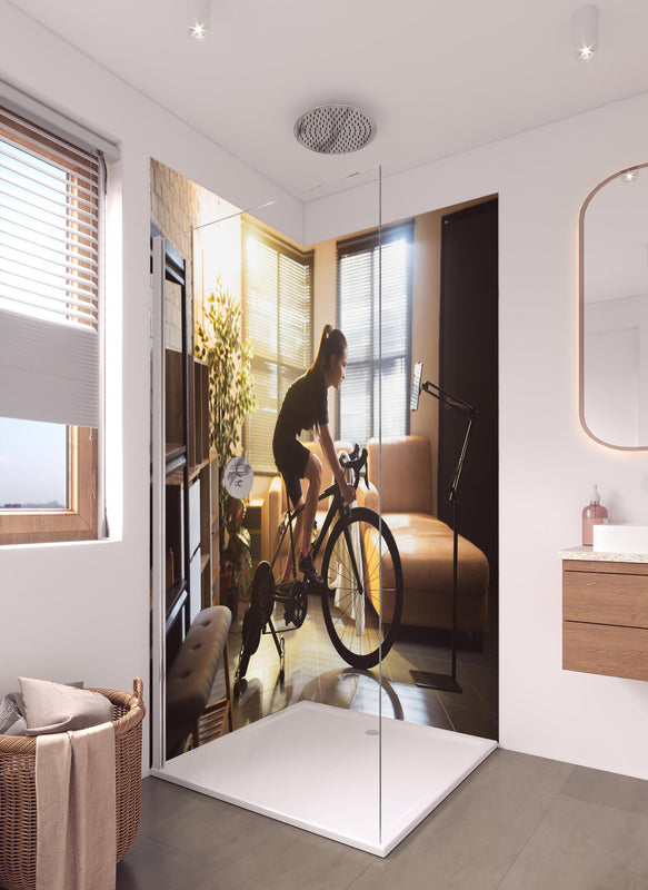 Duschrückwand - Sportliche Radfahrerin in hellem Badezimmer mit Regenduschkopf  - zweiteilige Eck-Duschrückwand