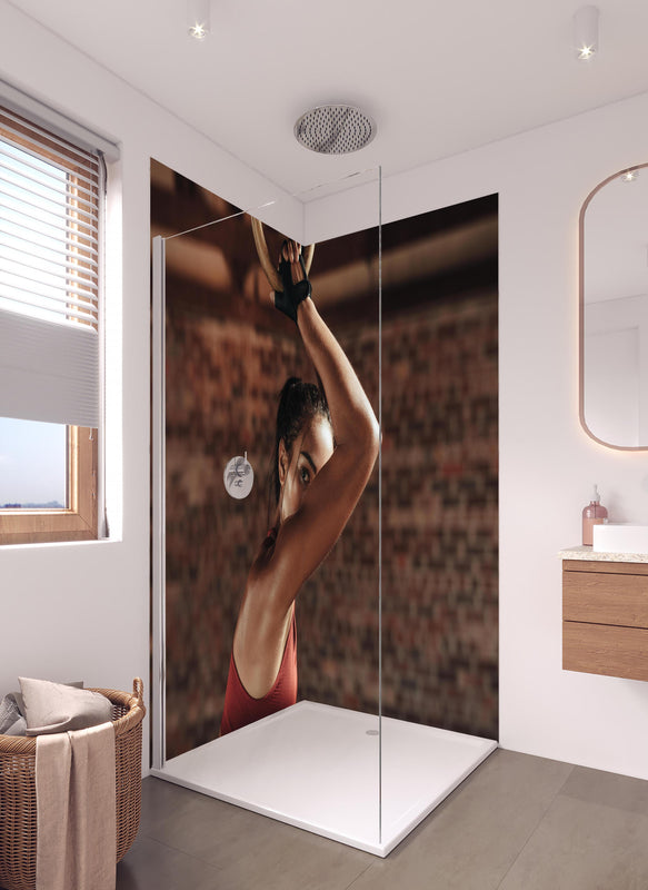 Duschrückwand - Starke Frau beim Training mit Dip-Ringen in hellem Badezimmer mit Regenduschkopf  - zweiteilige Eck-Duschrückwand