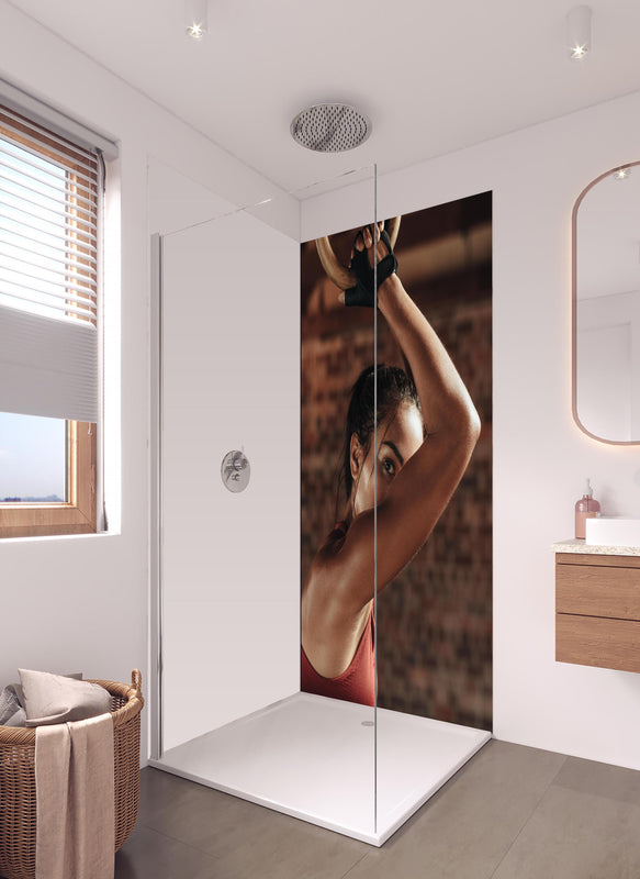 Duschrückwand - Starke Frau beim Training mit Dip-Ringen in hellem Badezimmer mit Regenduschkopf - einteilige Duschrückwand