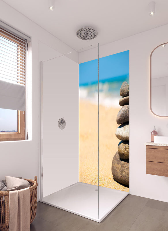 Duschrückwand - Steine Meditation Balance in hellem Badezimmer mit Regenduschkopf - einteilige Duschrückwand