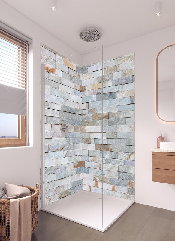 Duschrückwand - Steinwandmuster in hellem Badezimmer mit Regenduschkopf  - zweiteilige Eck-Duschrückwand