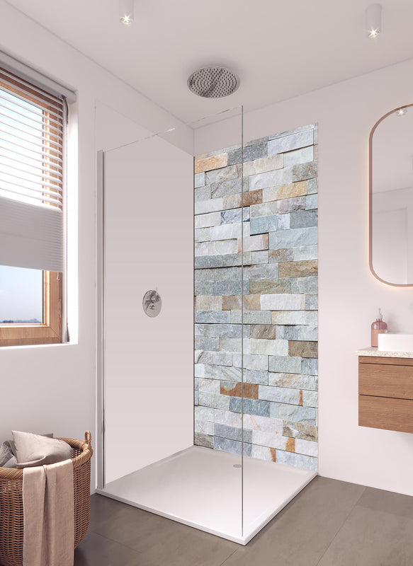 Duschrückwand - Steinwandmuster in hellem Badezimmer mit Regenduschkopf - einteilige Duschrückwand