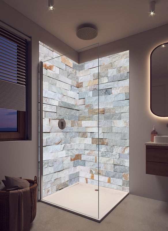 Duschrückwand - Steinwandmuster in cremefarbenem Badezimmer mit Regenduschkopf