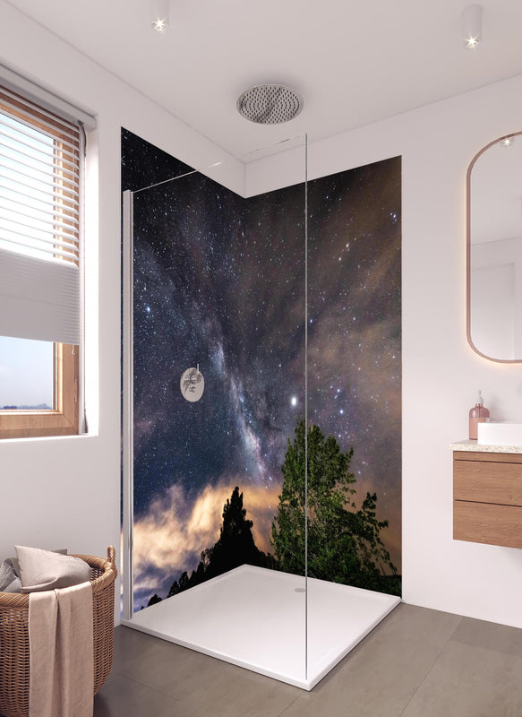 Duschrückwand - Sterne im Himmel bei Nacht in hellem Badezimmer mit Regenduschkopf  - zweiteilige Eck-Duschrückwand