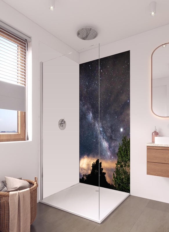 Duschrückwand - Sterne im Himmel bei Nacht in hellem Badezimmer mit Regenduschkopf - einteilige Duschrückwand