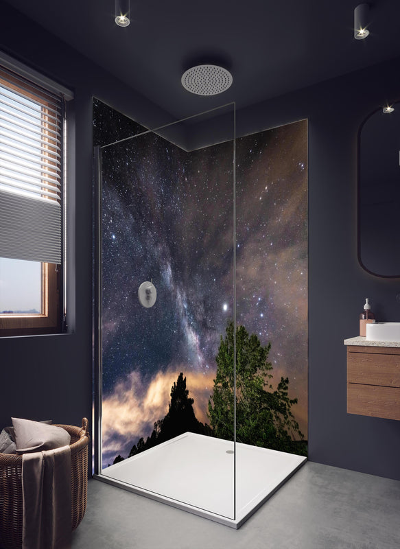 Duschrückwand - Sterne im Himmel bei Nacht in dunklem Badezimmer mit Regenduschkopf