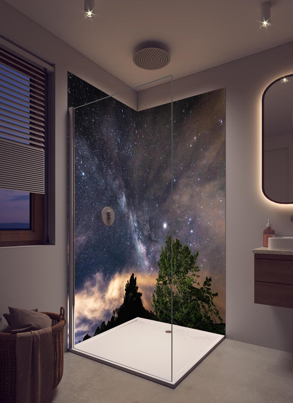 Duschrückwand - Sterne im Himmel bei Nacht in cremefarbenem Badezimmer mit Regenduschkopf