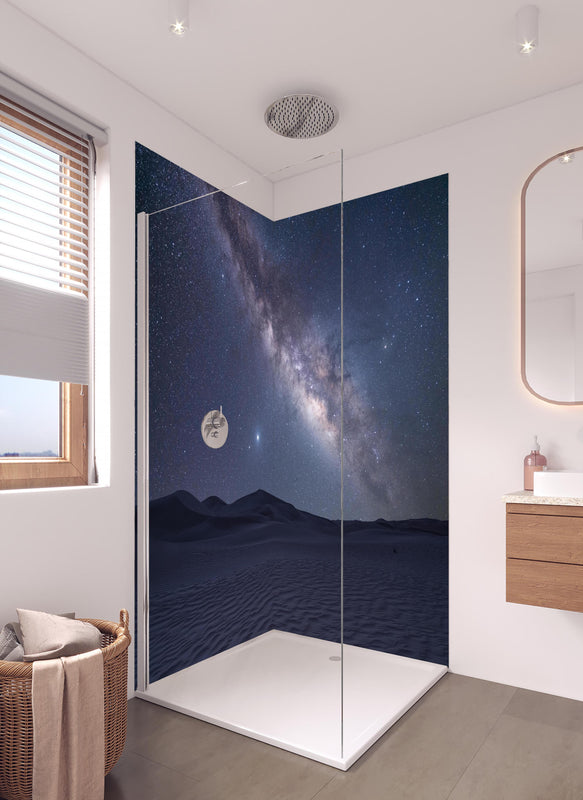 Duschrückwand - Sternenklarer Nachthimmel in hellem Badezimmer mit Regenduschkopf  - zweiteilige Eck-Duschrückwand