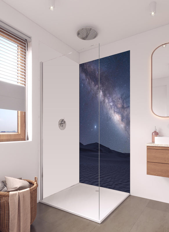 Duschrückwand - Sternenklarer Nachthimmel in hellem Badezimmer mit Regenduschkopf - einteilige Duschrückwand