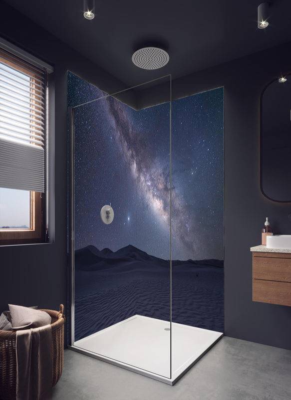 Duschrückwand - Sternenklarer Nachthimmel in dunklem Badezimmer mit Regenduschkopf