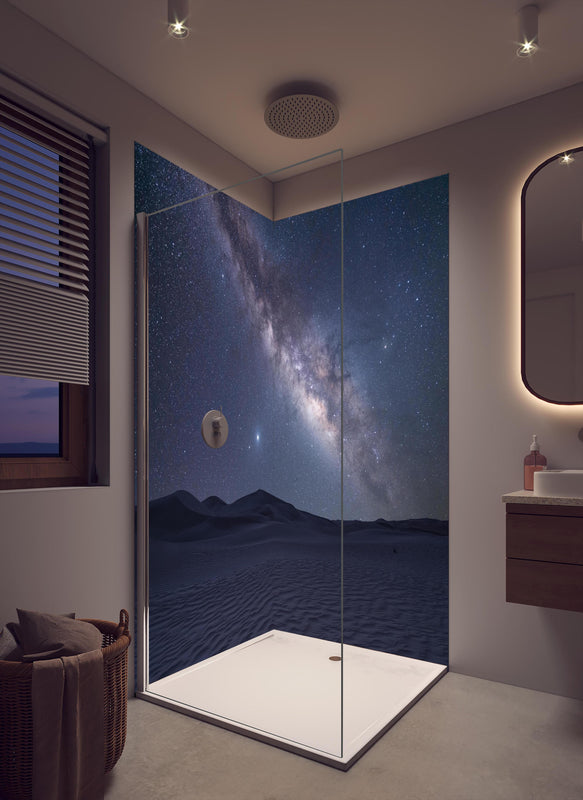 Duschrückwand - Sternenklarer Nachthimmel in cremefarbenem Badezimmer mit Regenduschkopf