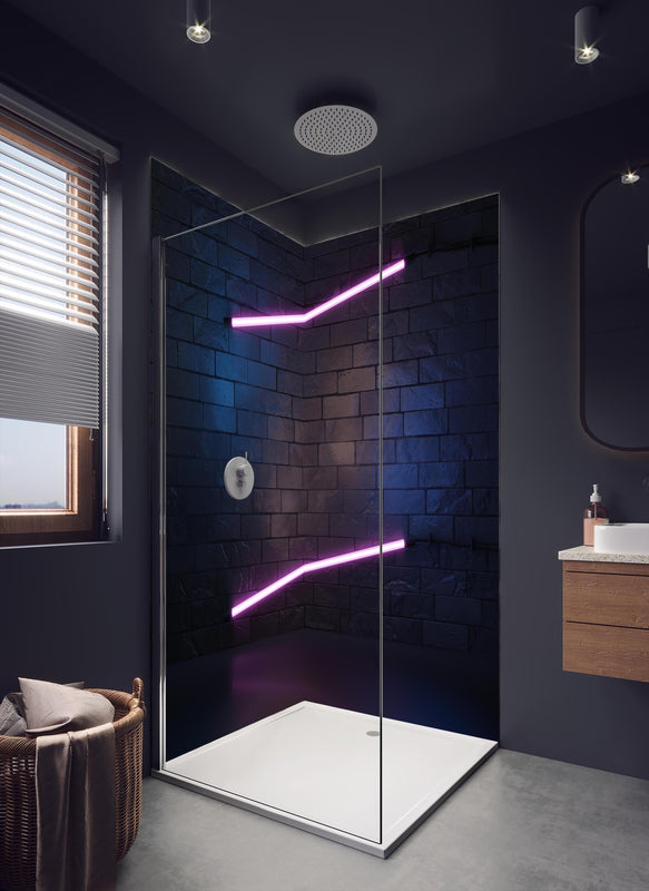 Duschrückwand - Stilvoller moderner lila Neonlichtrahmen in dunklem Badezimmer mit Regenduschkopf