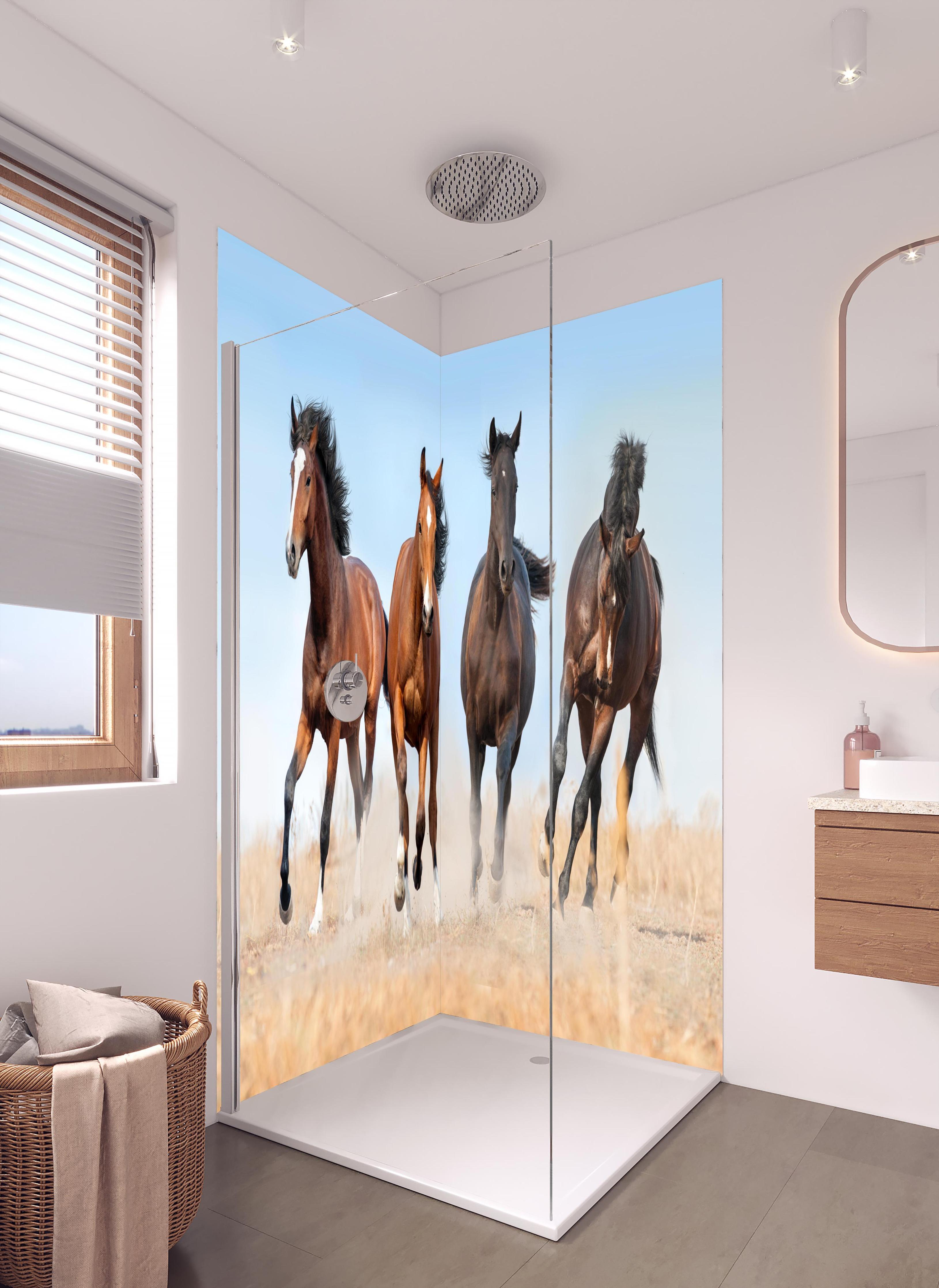 Duschrückwand - Stolz trabende Pferde in hellem Badezimmer mit Regenduschkopf  - zweiteilige Eck-Duschrückwand