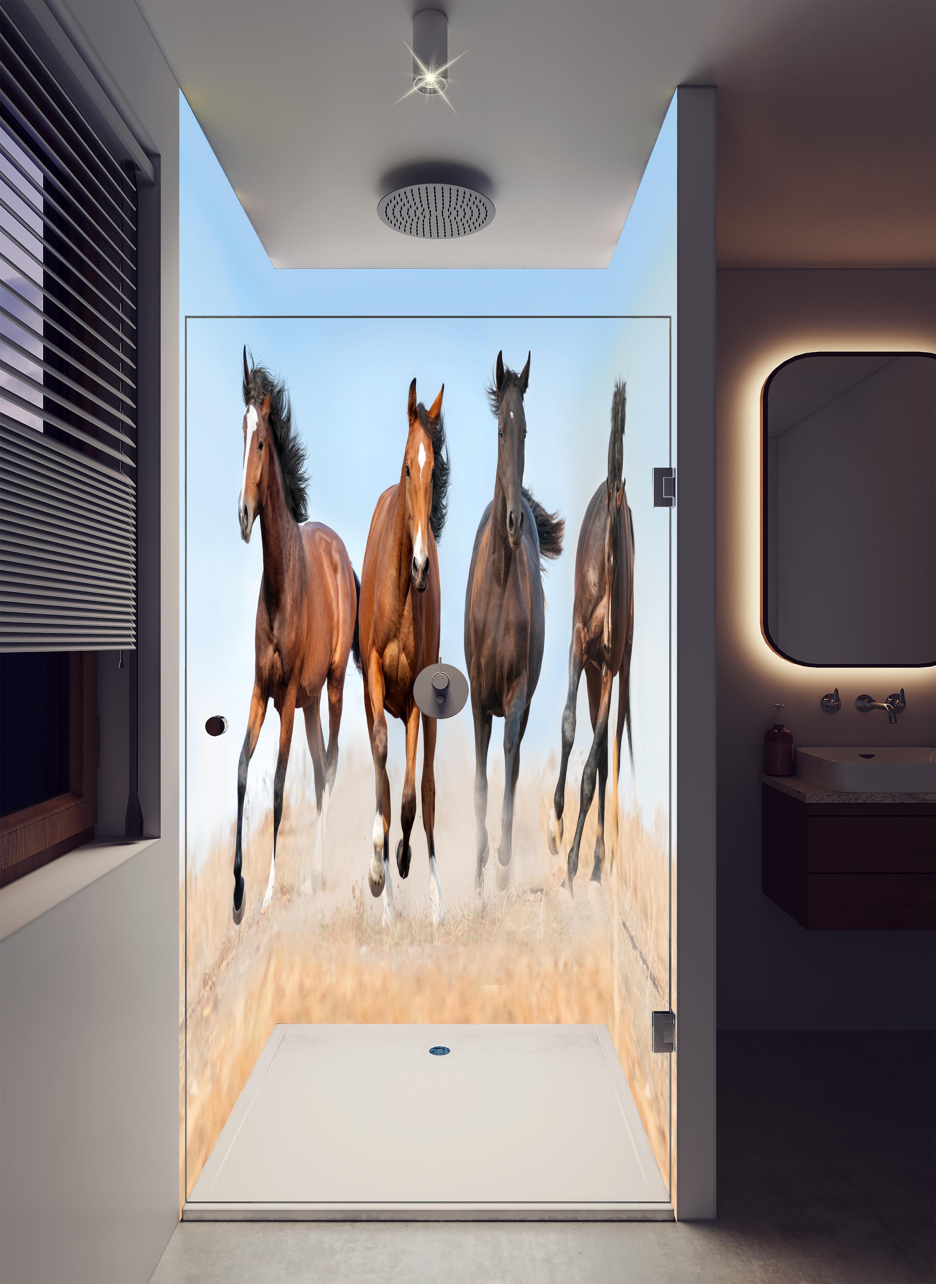 Duschrückwand - Stolz trabende Pferde in luxuriöser Dusche mit Regenduschkopf