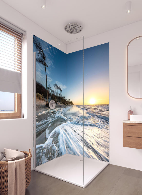 Duschrückwand - Strand in Rügen bei Sonnenaufgang in hellem Badezimmer mit Regenduschkopf  - zweiteilige Eck-Duschrückwand