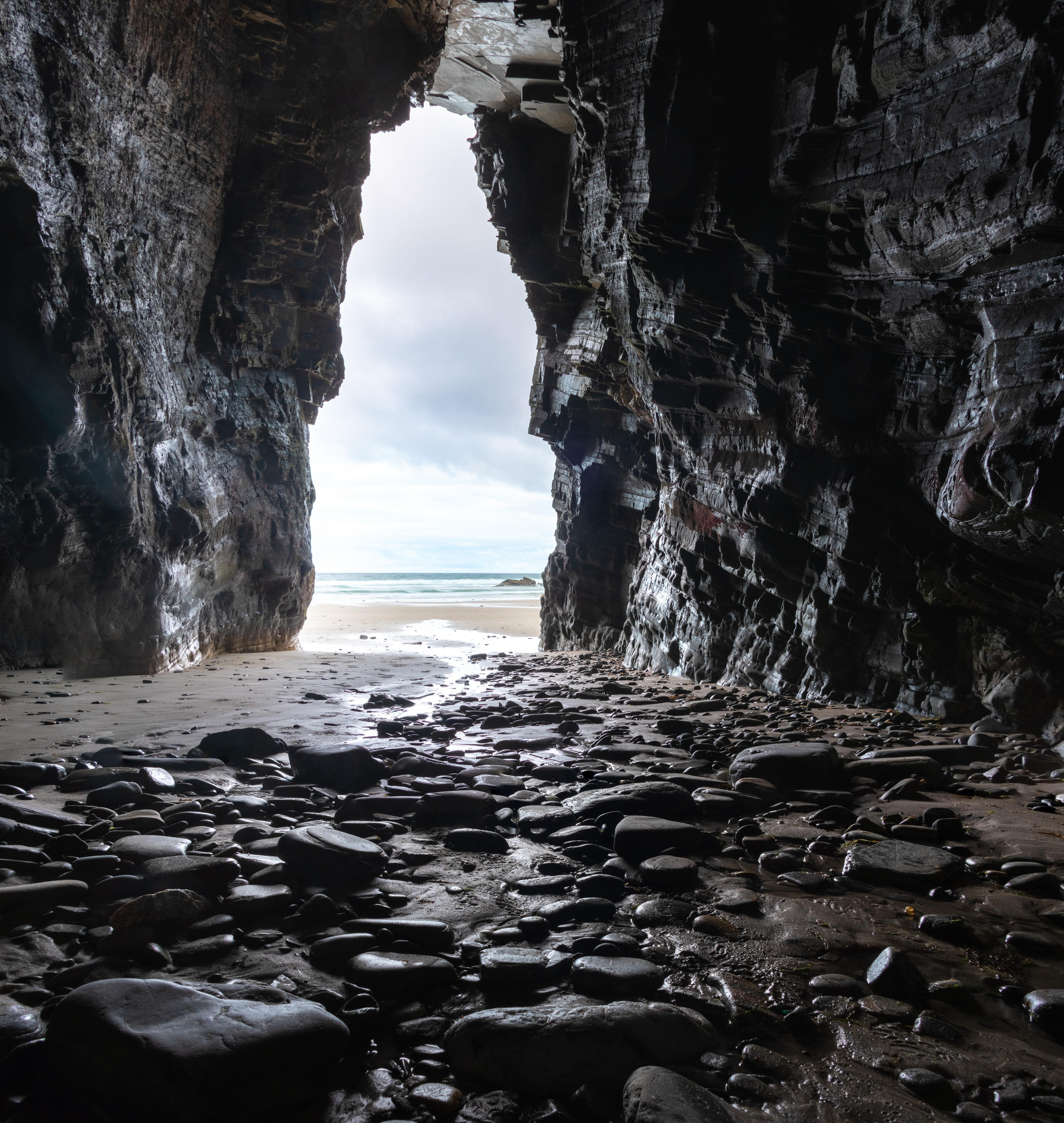 Duschrückwand-Strandhöhle in Nordspanien