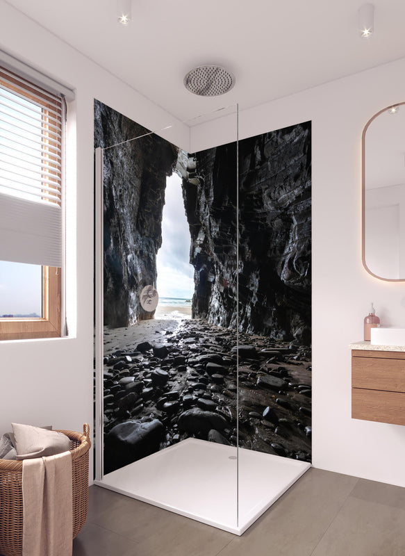Duschrückwand - Strandhöhle in Nordspanien in hellem Badezimmer mit Regenduschkopf  - zweiteilige Eck-Duschrückwand