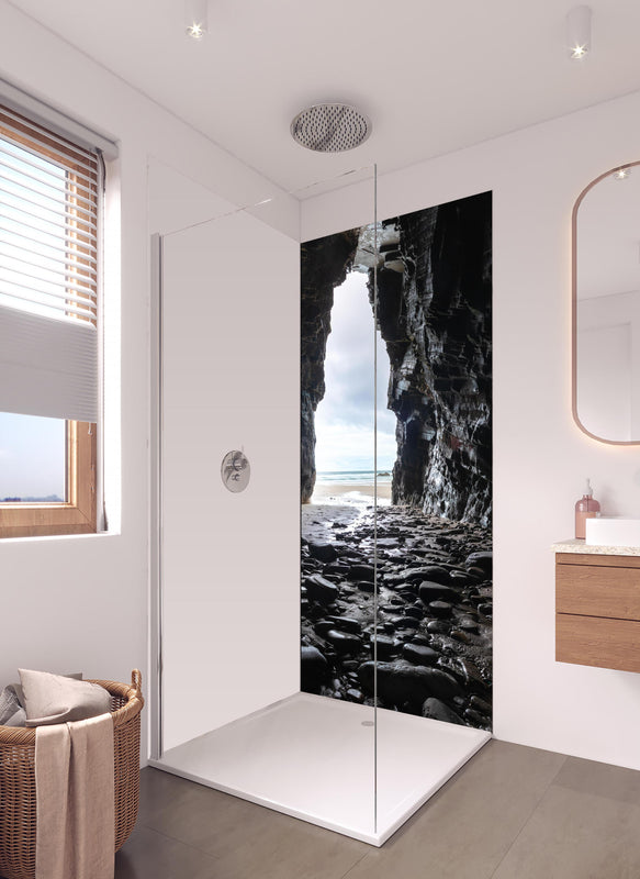 Duschrückwand - Strandhöhle in Nordspanien in hellem Badezimmer mit Regenduschkopf - einteilige Duschrückwand