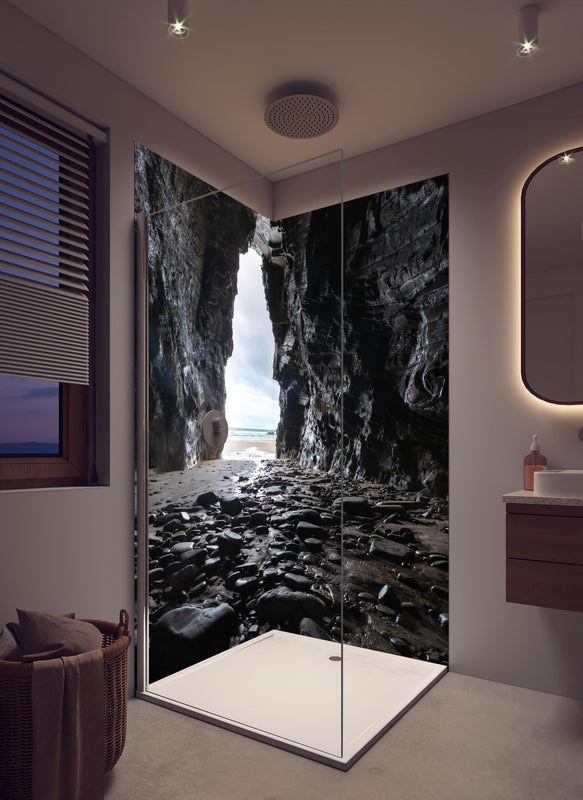 Duschrückwand - Strandhöhle in Nordspanien in cremefarbenem Badezimmer mit Regenduschkopf
