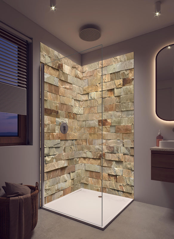 Duschrückwand - Streifiges Steinwandmuster in cremefarbenem Badezimmer mit Regenduschkopf