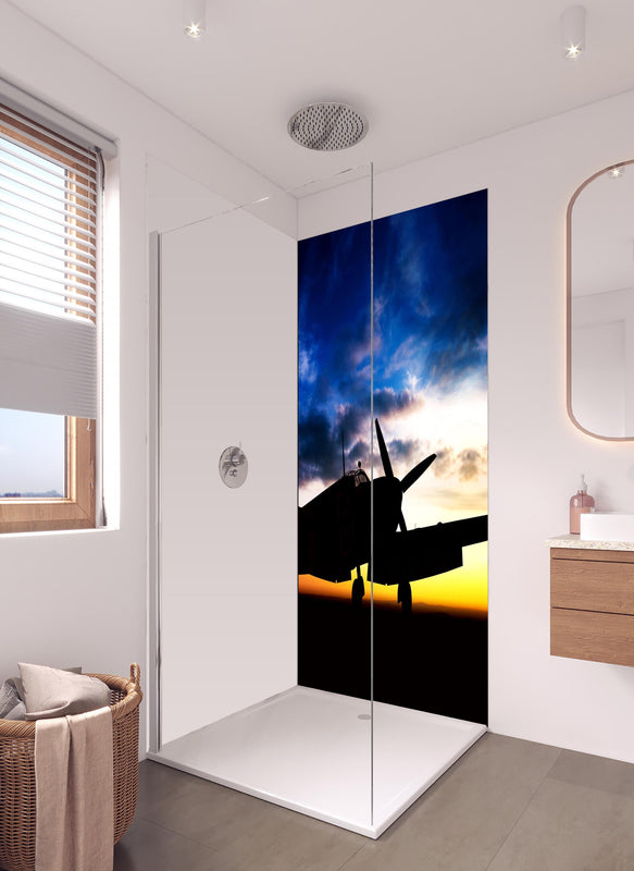 Duschrückwand - Supermarine Spitfire in hellem Badezimmer mit Regenduschkopf - einteilige Duschrückwand