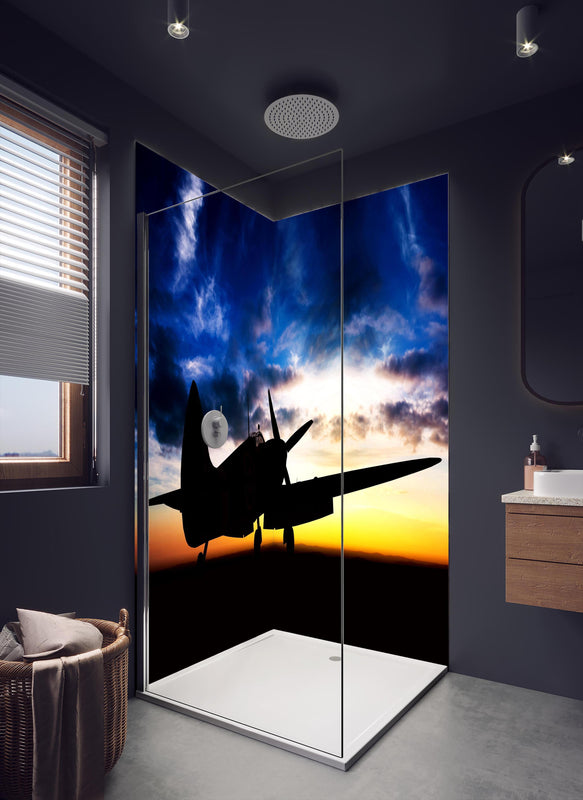 Duschrückwand - Supermarine Spitfire in dunklem Badezimmer mit Regenduschkopf
